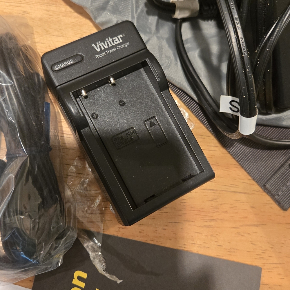 Nikon Black DSLR Camera with Zoom Lens - Picture 6 of 11